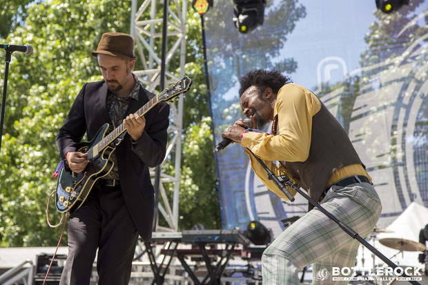 br2016_5-27-16_miner-family-stage-fantastic-negrito_chris-carrasquillo_16012.jpg 