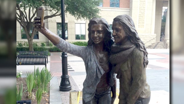 selfie-statue.jpg 