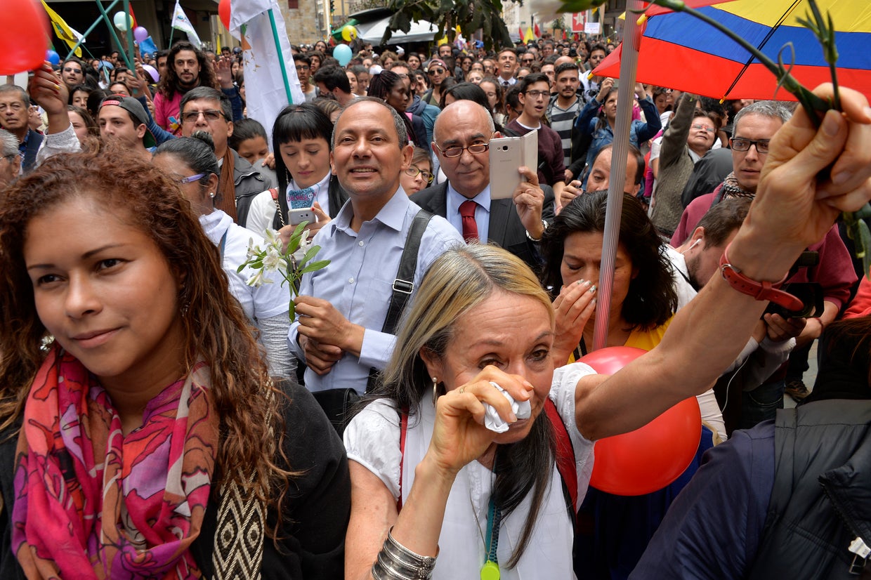 Colombia and FARC rebel group sign historic ceasefire - CBS News