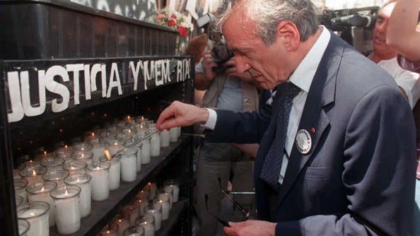 Elie Wiesel lights a candle Dec. 18, 1995, at a temporary altar set at the site of the former Argentine Jewish Mutual Association (AMIA) in Buenos Aires during a ceremony to commemorate the July 1994 bombing of the AMIA building in which 86 people died. 