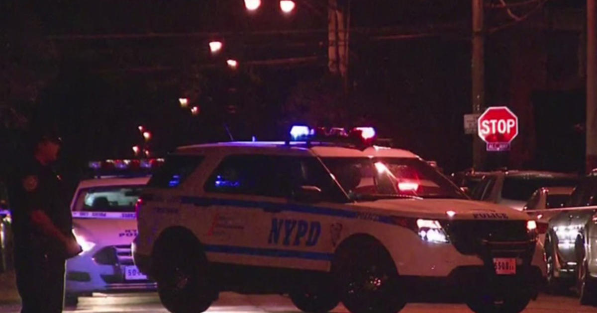 Off Duty Correction Officer Shot In Queens Robbery Cbs New York
