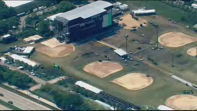 lolla-stage.jpg 