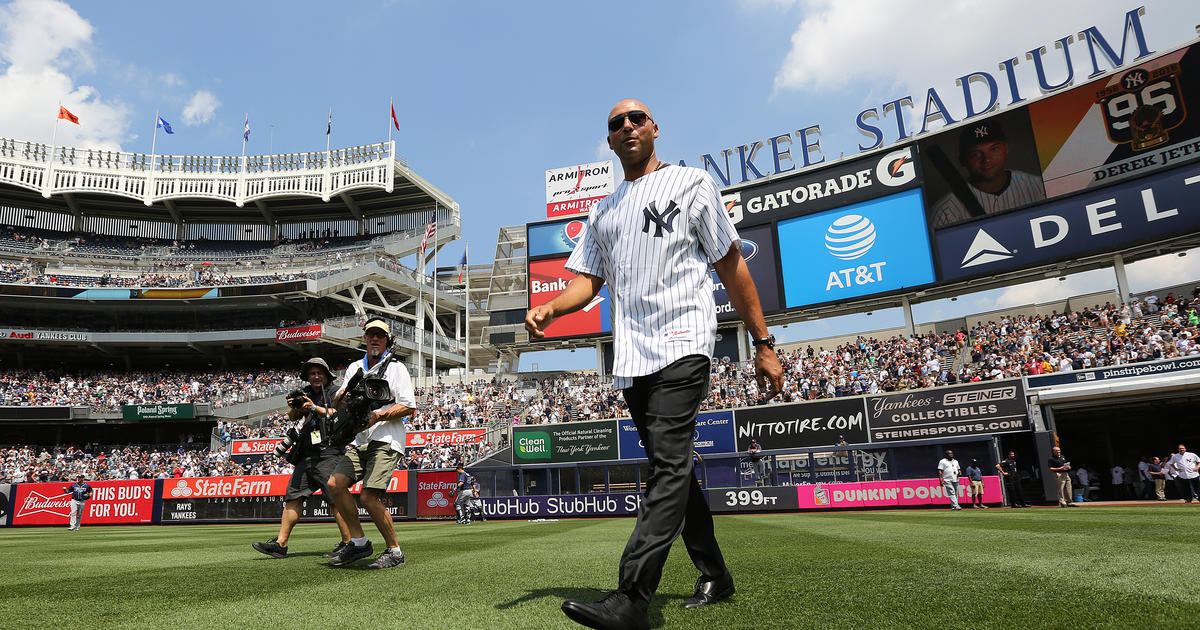 Derek Jeter of the New York Yankees rounds second base on his way to  News Photo - Getty Images