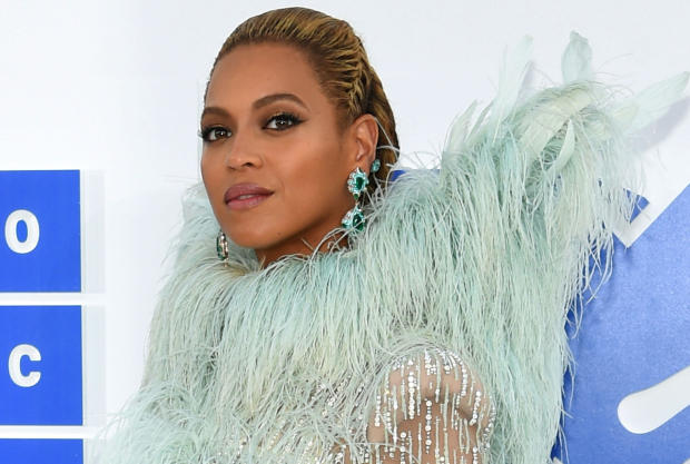 Beyoncé attends the 2016 MTV Video Music Awards 