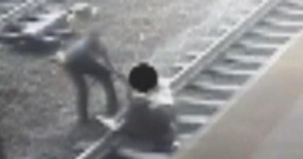 "You're not going to die" Watch dramatic rescue on N.J. train tracks