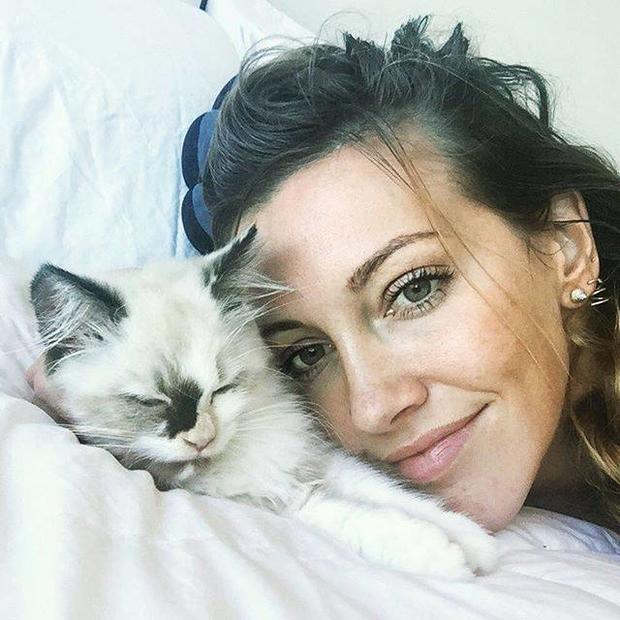 katie-cassidy-with-cat 