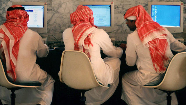 Saudi men browse internet 