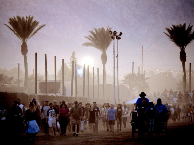 desert-trip-festival-getty-613445906.jpg 