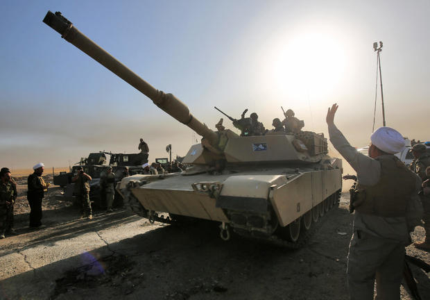 Iraqi forces deploy in the area of al-Shourah, some 20 miles south of Mosul, as they advance towards the city to retake it from ISIS jihadists 