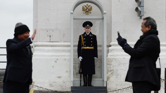 moscow-kremlin-guard-613912206.jpg 