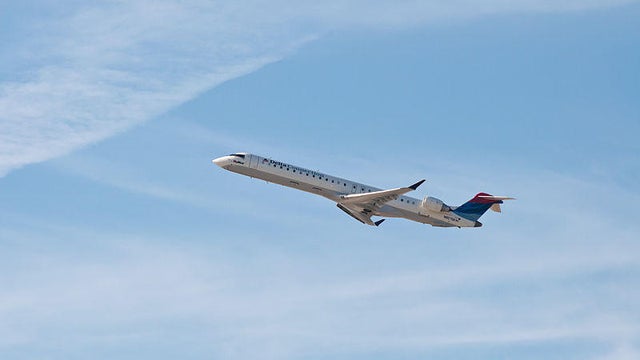 800px-skywest-airlines-for-delta-connection-flickr-skinnylawyer-1.jpg 