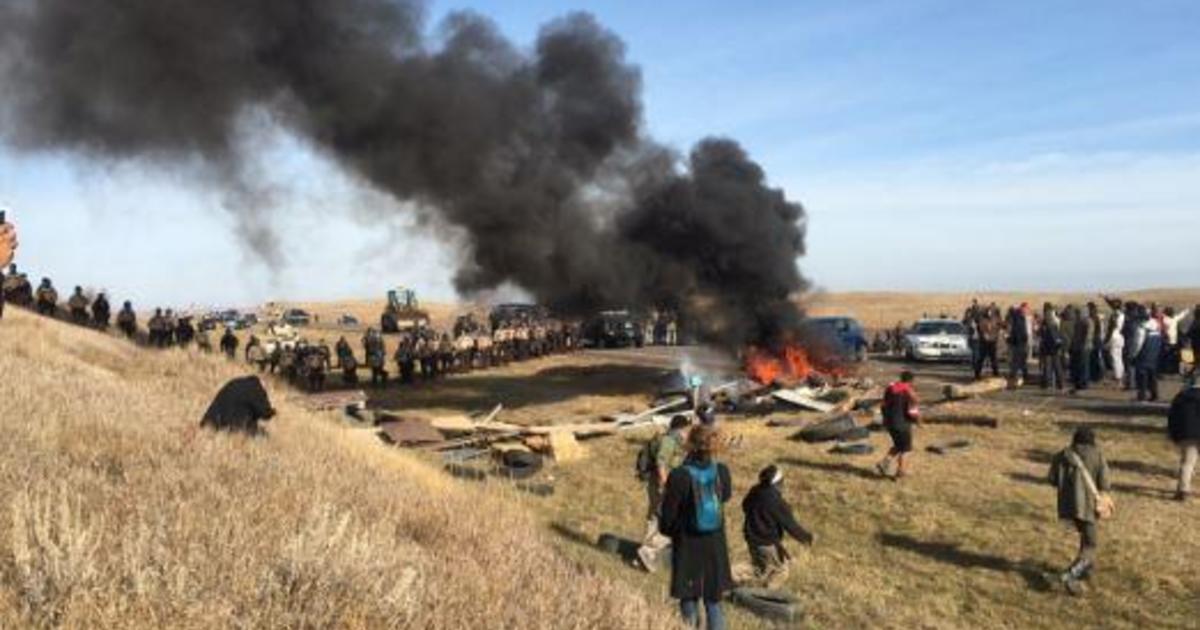 Dakota Access Pipeline Protesters Face Off With Authorities Cbs News 3012