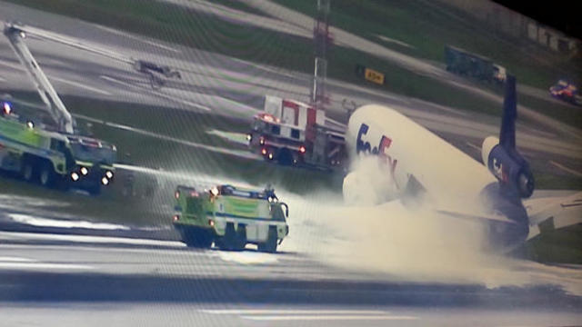 ft-lauderdale-fedex-plane-fire-2016-10-28.jpg 