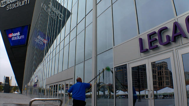 cleaning-the-glass-at-u-s-bank-stadium.jpg 