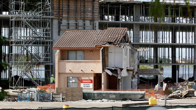 Construction of a timeshare resort goes on around the condo of Julieta Corredor, an 81-year-old widow who refused to sell her unit to one of the nation&rsquo;s largest timeshare companies, Oct. 18, 2016. 