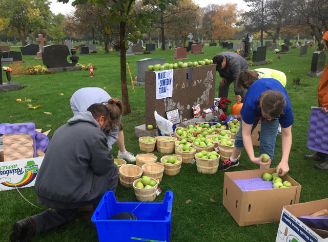 Cubs fans decorate Harry Caray's grave after World Series win