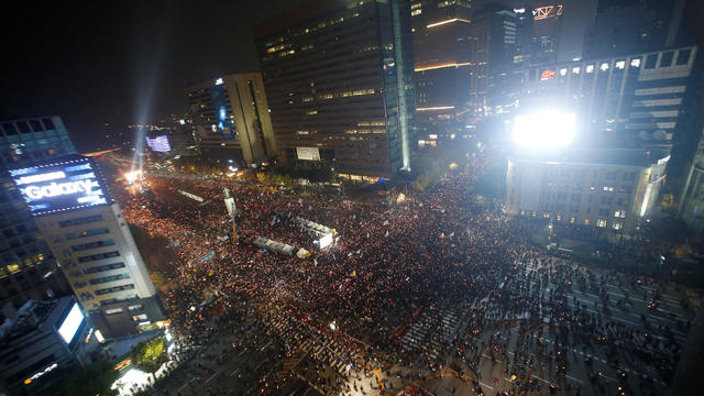 Tens of thousands of South Korean people take part in a rally calling on embattled President Park Geun-hye to resign over a growing influence-peddling scandal, in central Seoul, South Korea, on Nov. 5, 2016. 