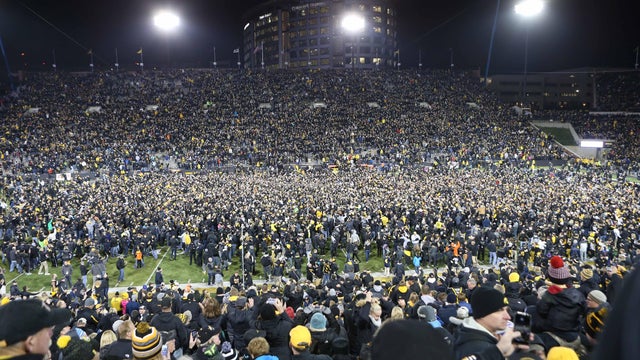 2016-11-13t045459z-1419624535-nocid-rtrmadp-3-ncaa-football-michigan-at-iowa.jpg 