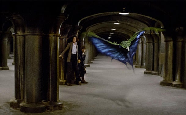 eddie-redmayne-fantastic-beasts-tina-newt-swooping-evil.jpg 