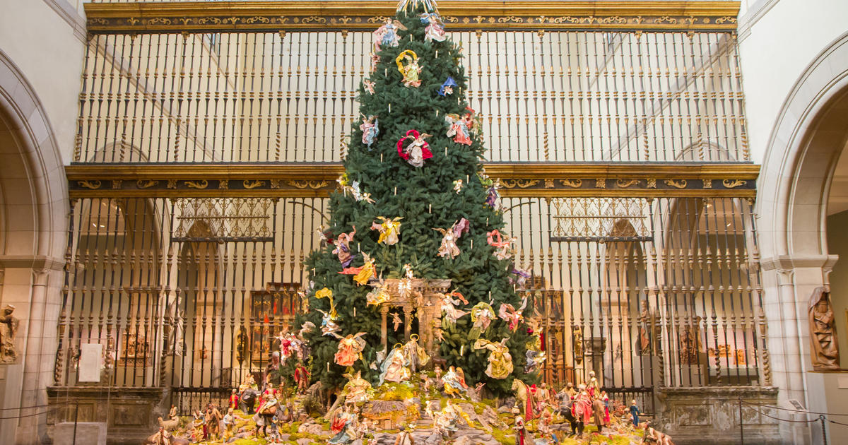 Sofitel New York Revealed a 15-foot Christmas Tree Made of Vintage