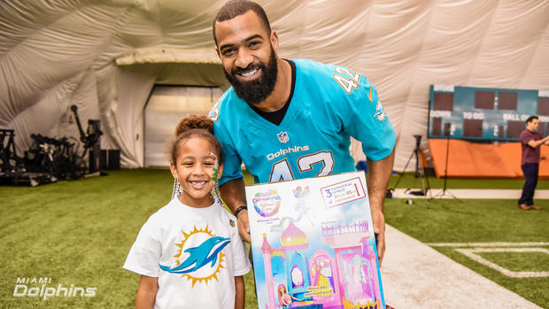 spencer-paysinger-at-dolphins-holiday-toy-event.jpg 