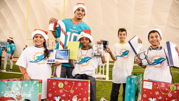 kenny-stills-at-the-dolphins-holiday-toy-event.jpg 