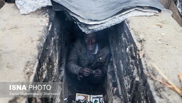 iran-homeless-graves-3.jpg 