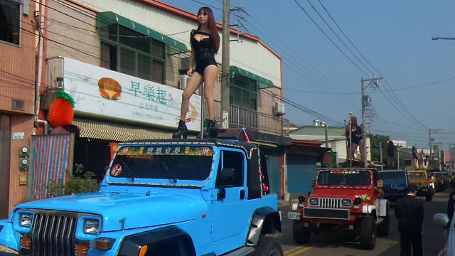 taiwan-funeral-pole-dancer-631009396.jpg 