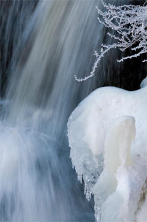 ice-crystals-form-as-waterfall-spray-condenses-on-cold-rocks-244.jpg 