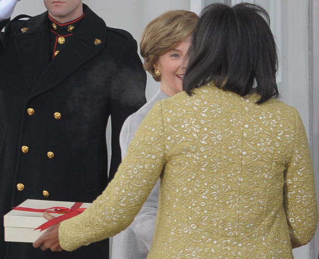 Outgoing US First Lady Laura Bush (L) gr 