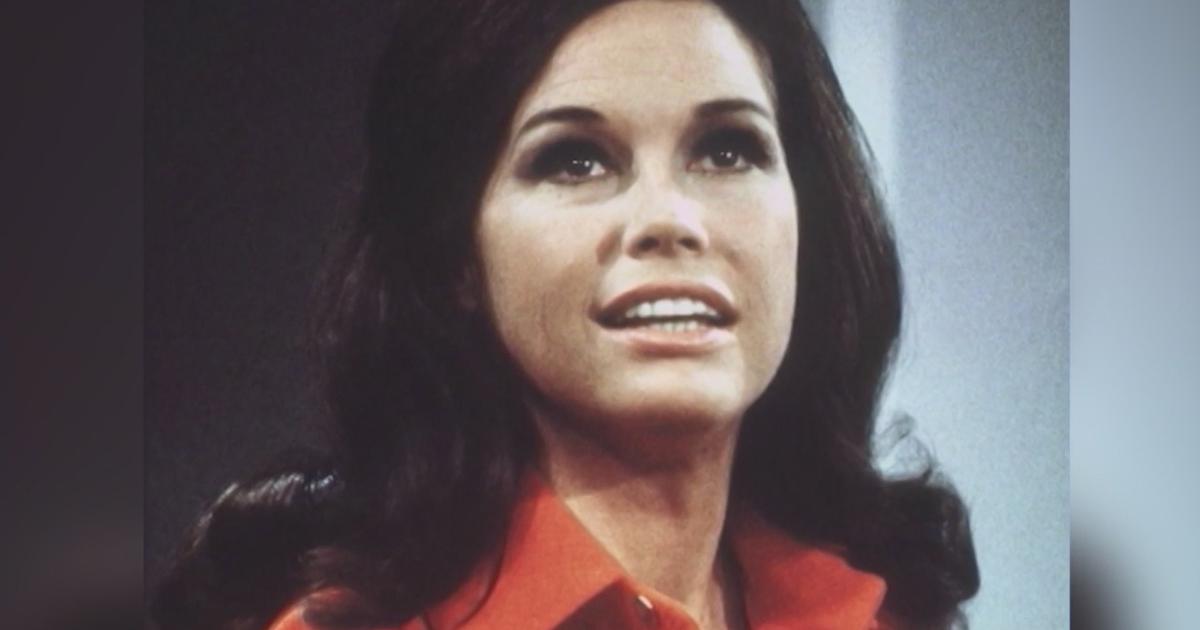 Family, Friends Say Goodbye To Mary Tyler Moore In Connecticut - CBS Minnesota