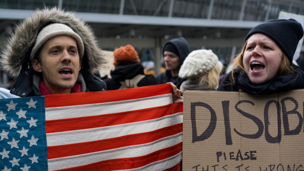 Protesters slam Trump immigration ban 