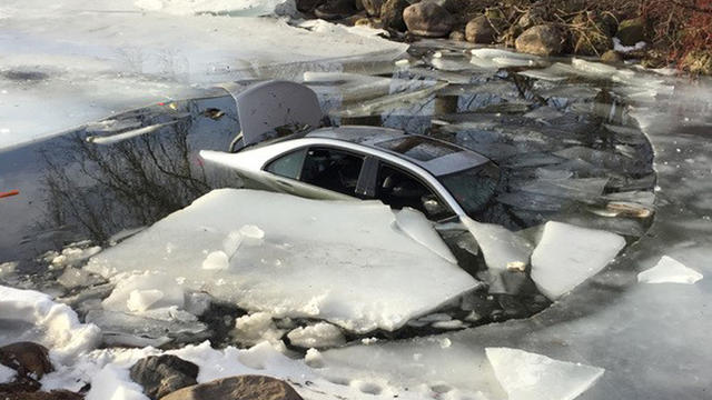 car-breaks-through-lake-minnetonka-ice.jpg 