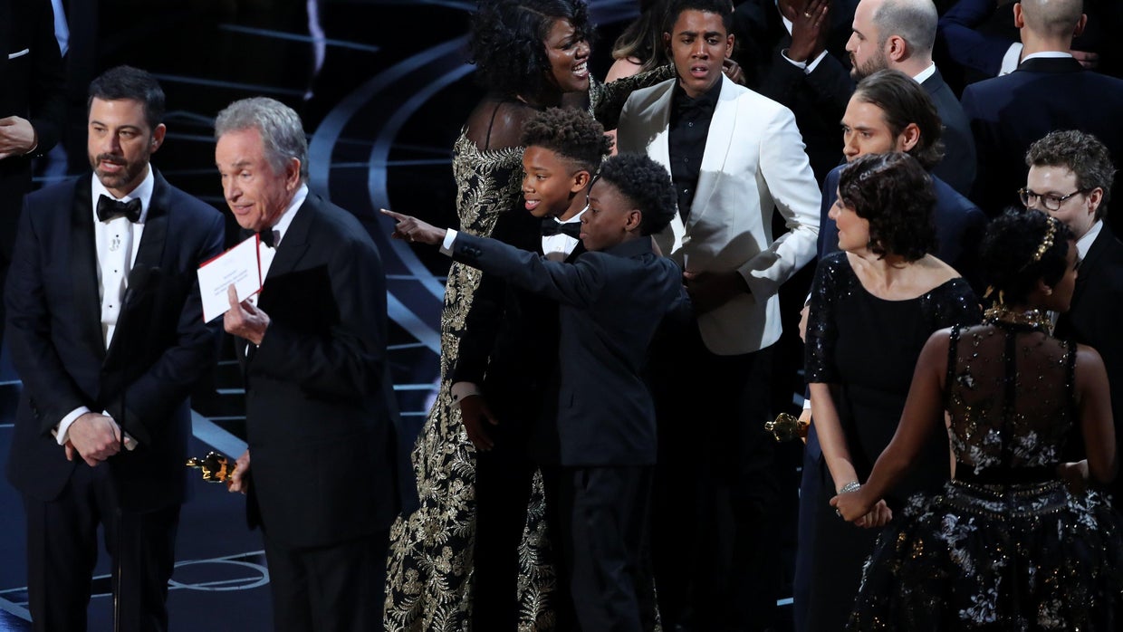 Oscars 2017 "Moonlight" wins after "La La Land" mixup CBS News(02)