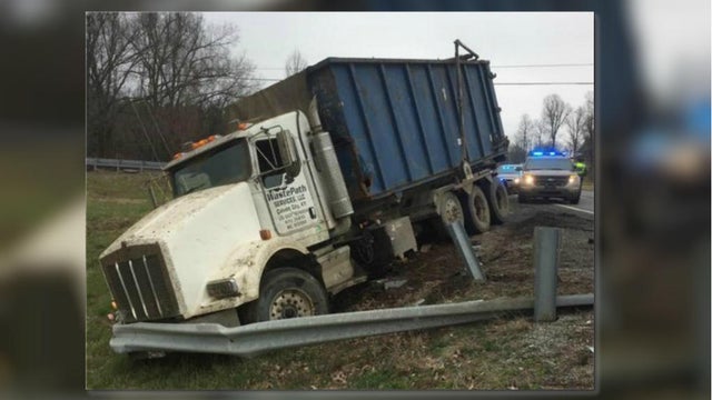 170319-cbs-garbage-truck-crash.jpg 