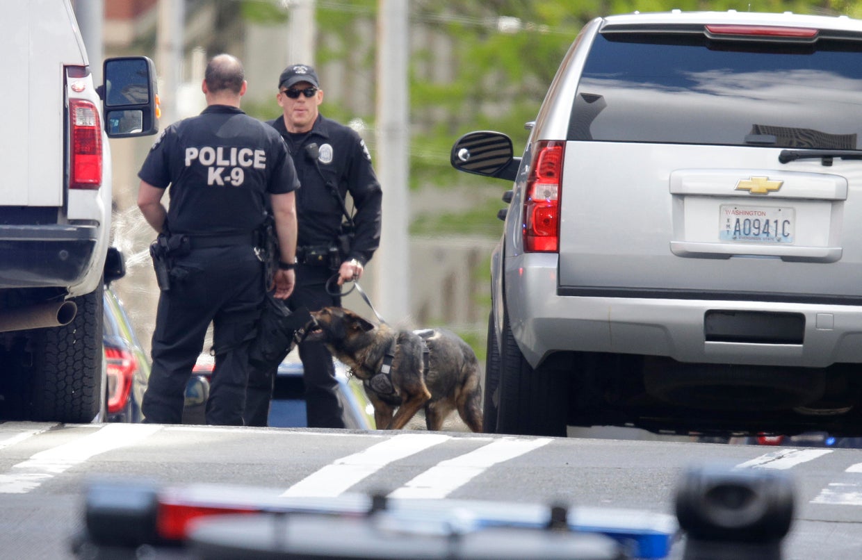 Seattle police officers shot while responding to robbery - CBS News