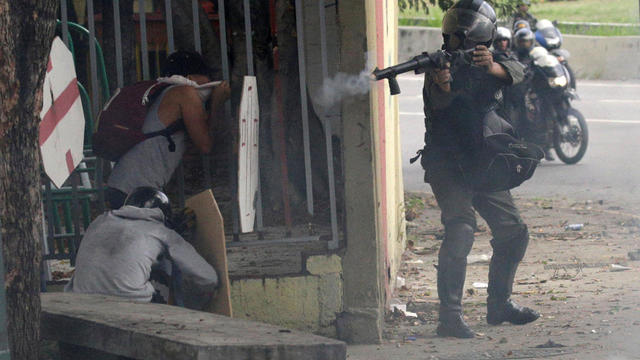 venezuela-protest-tear-gas.jpg 