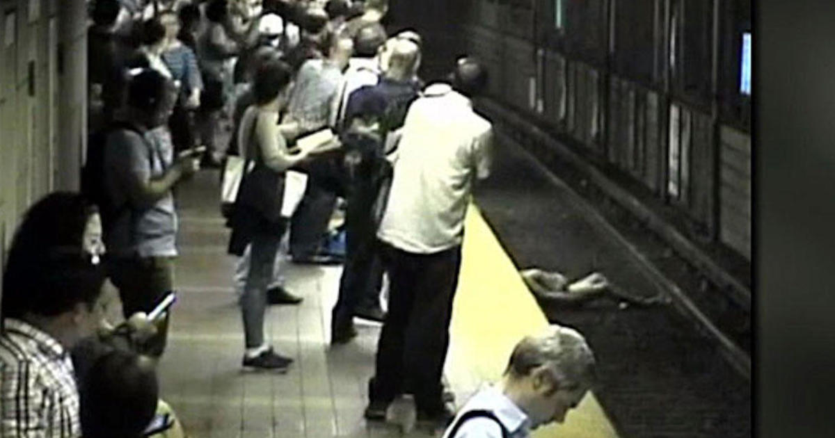 Witnesses Rescue Woman Who Fell Onto Subway Tracks Cbs News