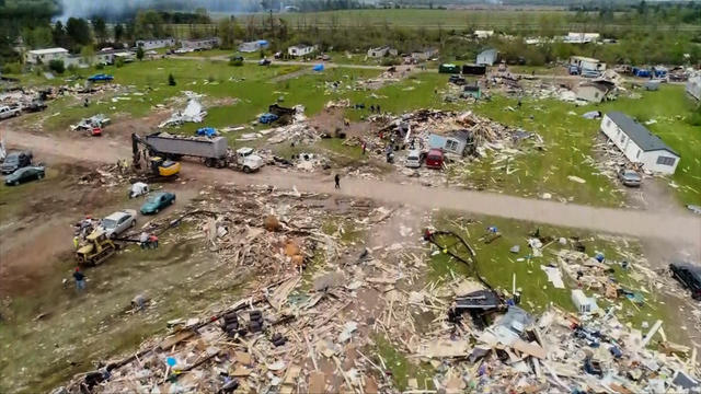 volunteers-cleaning-up-tornado-damage-in-chetek.jpg 