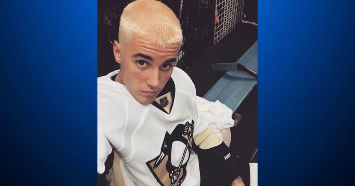 Leaf fan Justin Bieber defends wearing Penguins jersey