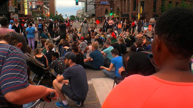 Moment of silence for Philando Castile during downtown Minneapolis march 