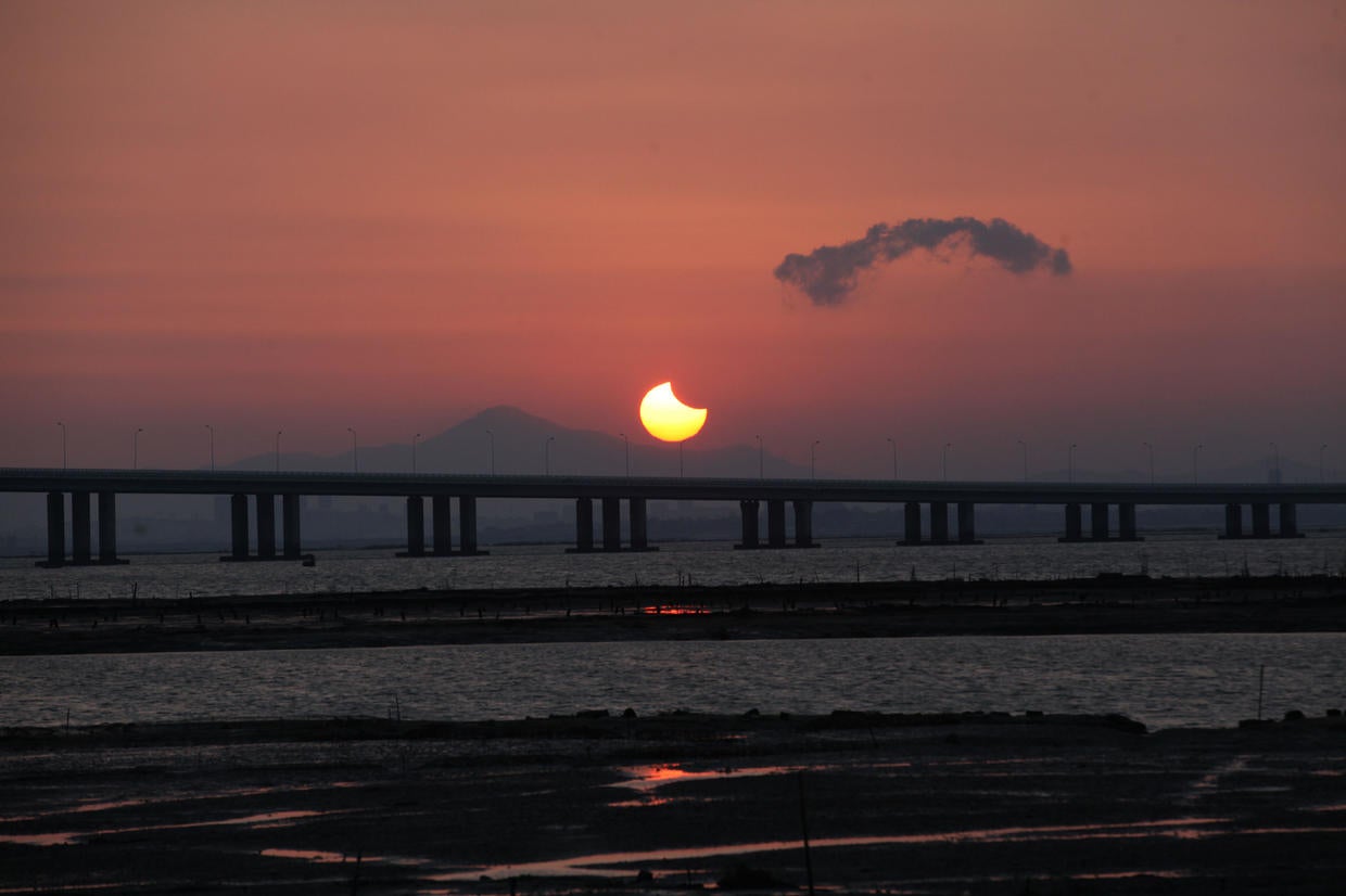 Dazzling solar eclipse photos that won't fry your eyes