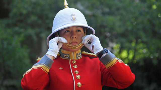 2017-06-26t114216z-1490533944-rc19e99c3760-rtrmadp-3-britain-royals-changingtheguard.jpg 