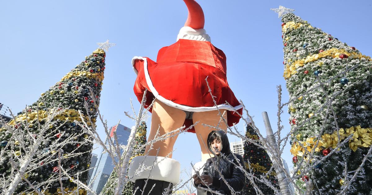 SHANGHAI, CHINA - DECEMBER 18, 2021 - A Louis Vuitton Christmas tree is  seen at the Xujiahui Shopping District shopping mall in Shanghai, China, on  De Stock Photo - Alamy