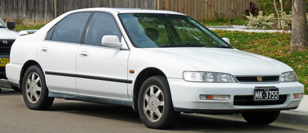 1995-1997_Honda_Accord_VTi_sedan_01 