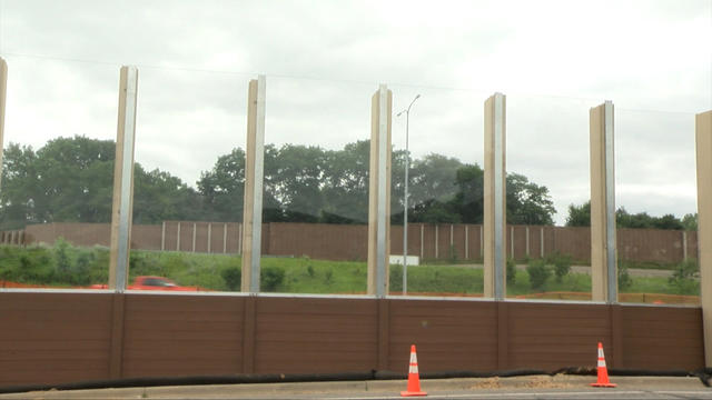 transparant-sound-barrier-on-interstate-35e.jpg 