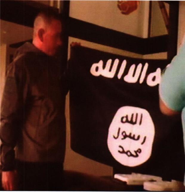 HI: Soldier charged with terrorism seen kissing ISIS flag 