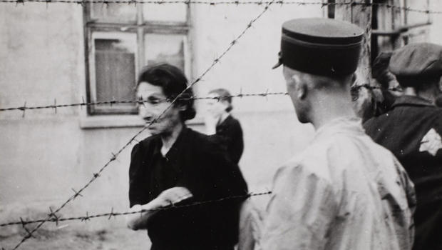 lodz-ghetto-henryk-ross-ghetto-police-with-woman-behind-barbed-wire-620.jpg 