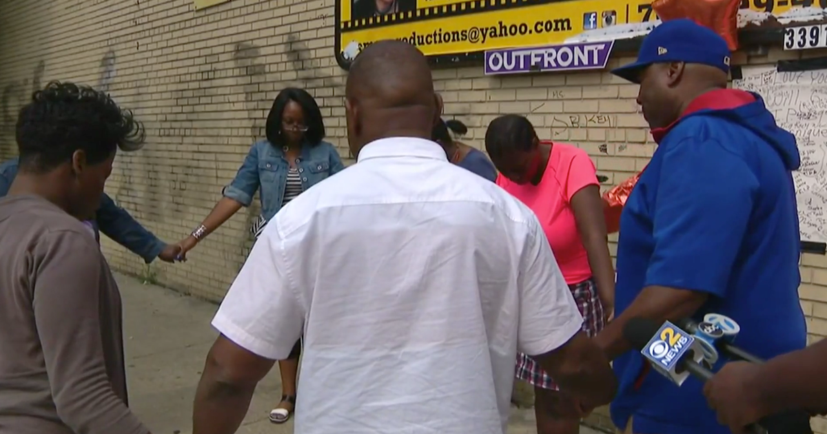 Chicago anti-violence activist killed in weekend shooting - CBS News