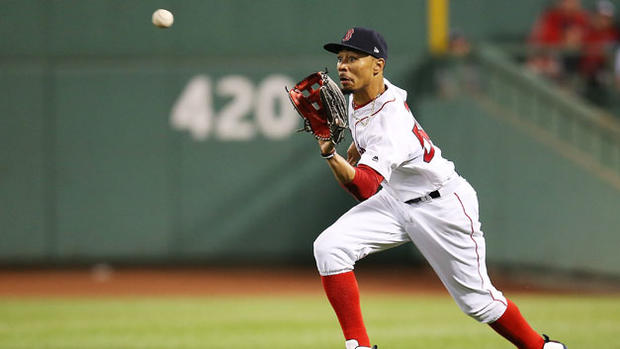 mookie-making-the-catch 
